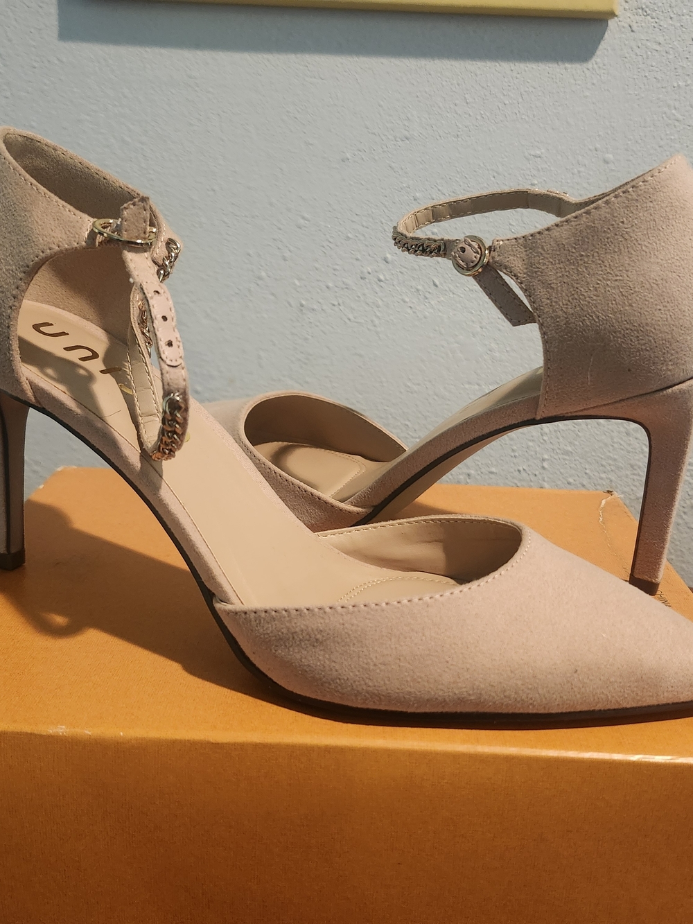 Unisa UN Yadira Beige Suede dOrsay Chain Ankle Strap Heel 11M NIB
